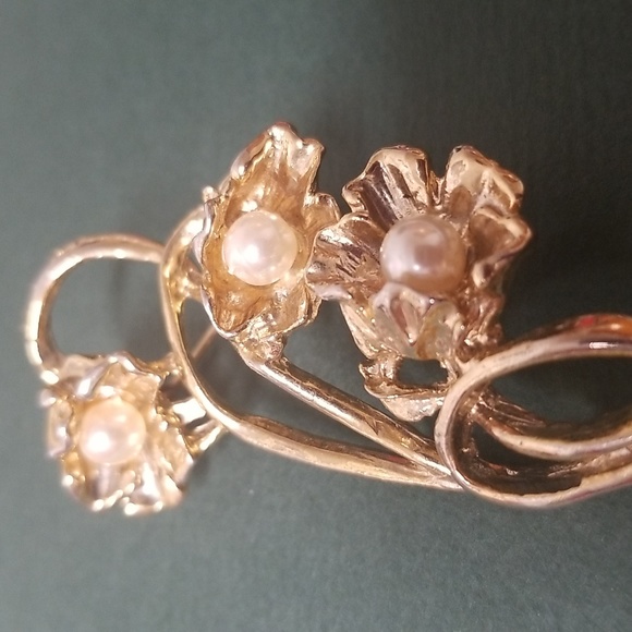 BROOCH, Vintage look but age unknown, 3 Pearls in Petals. 3" Long  EUC - Picture 3 of 4